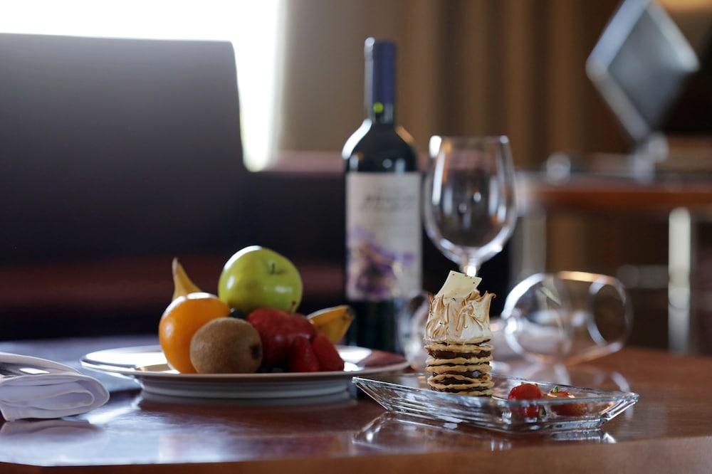 Park Hyatt Mendoza Hotel, Casino & Spa Eksteriør billede A bottle of wine and fruit