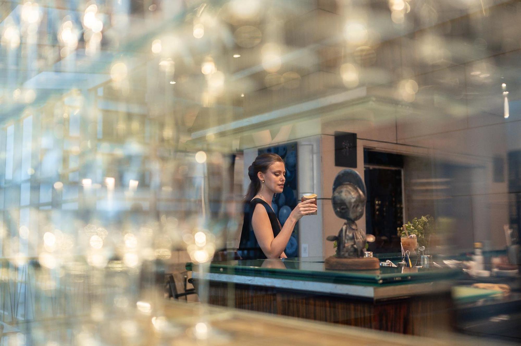 Park Hyatt Mendoza Hotel, Casino & Spa Eksteriør billede A woman drinking coffee